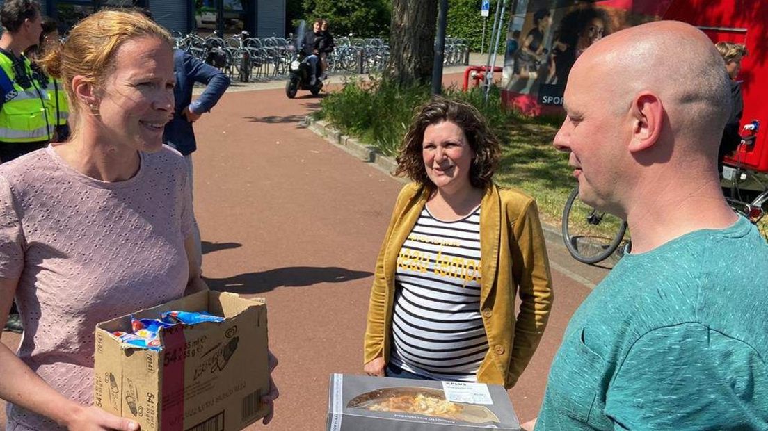 Uiteindelijk kwamen enkele actievoerders bij het zwembad om te protesteren.