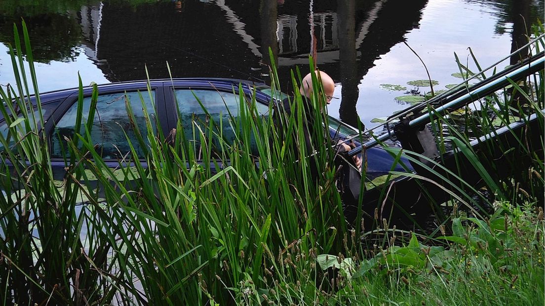 Auto te water in Dedemsvaart