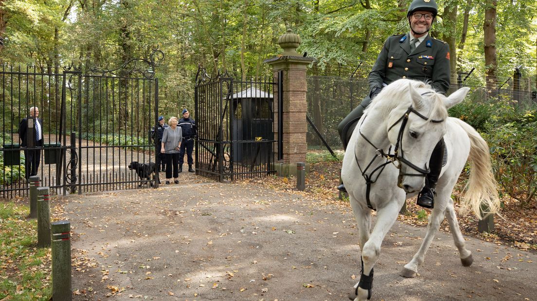 Prinses Beatrix bij het hek van Kasteel Drakensteyn.