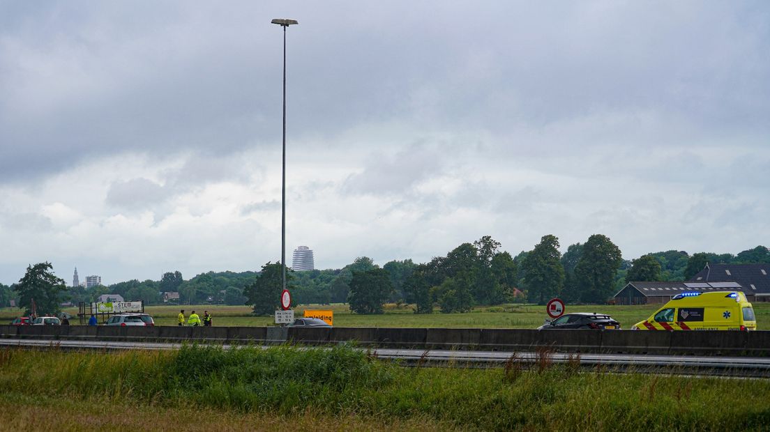Hulpdiensten op de A28 nadat meerdere automobilisten daar met elkaar in botsing kwamen