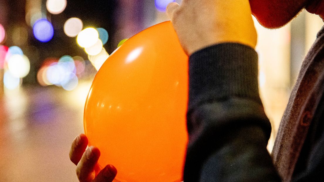 Iemand gebruikt een ballon met lachgas