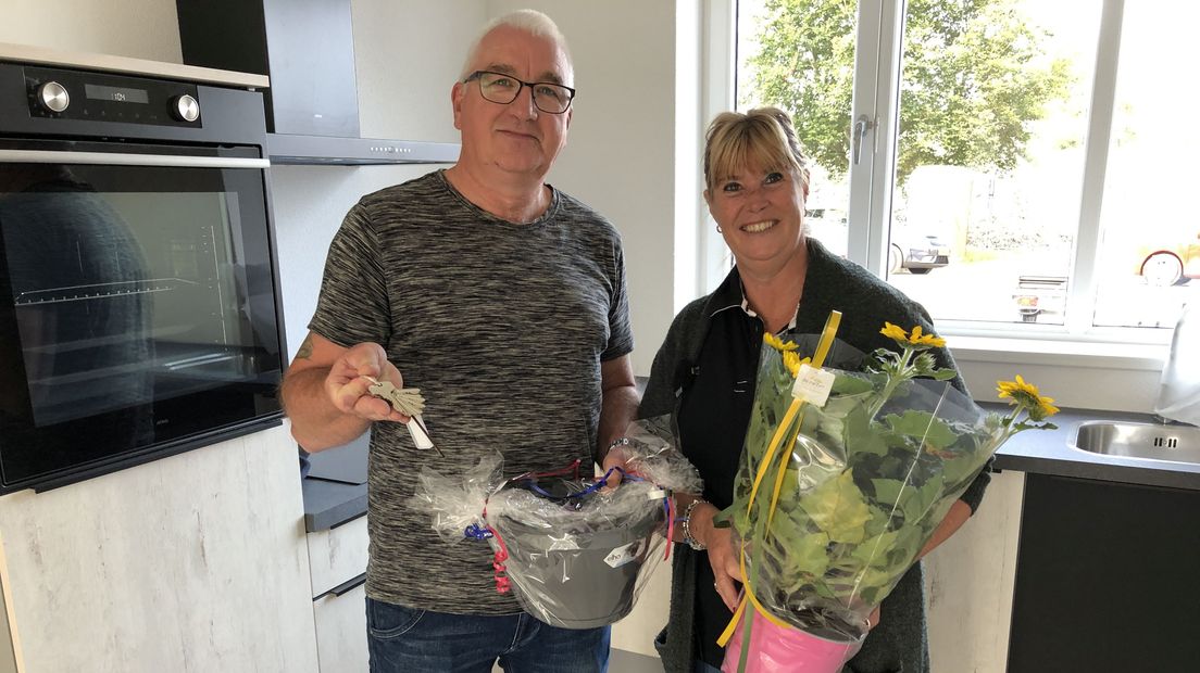 Gerrie en Petra Smit krijgen de sleutel van hun nieuwe woning in Opwierde-Zuid