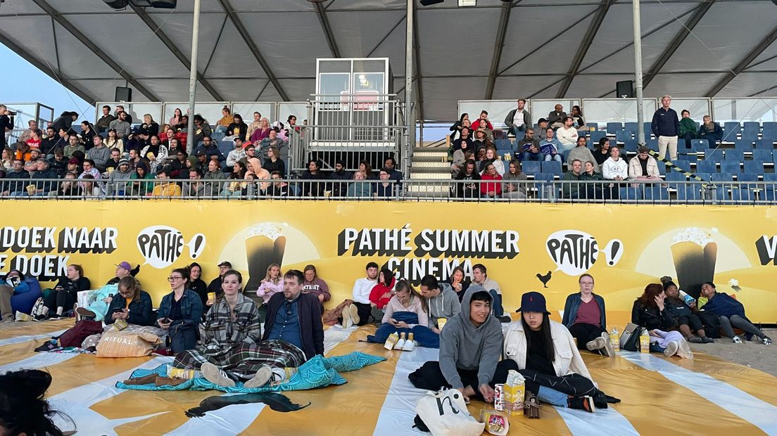 Achter het strandlaken is nog meer ruimte voor bezoekers op de tribune
