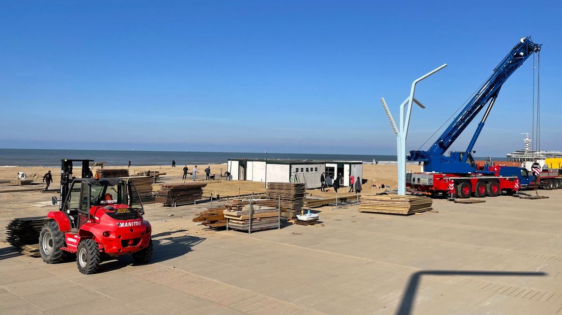 Strandtenten worden weer opgebouwd: 'Ik zie alleen maar kranen en werklui op het strand'