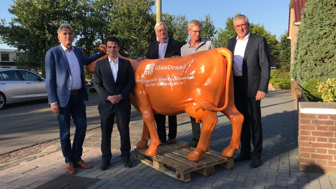 Vertegenwoordigers van gemeente, provincie, GlasDraad en SIBE poseren voor de foto na het tekenen van een convenant voor de aanleg van glasvezel
(Rechten: Steven Stegen / RTV Drenthe)