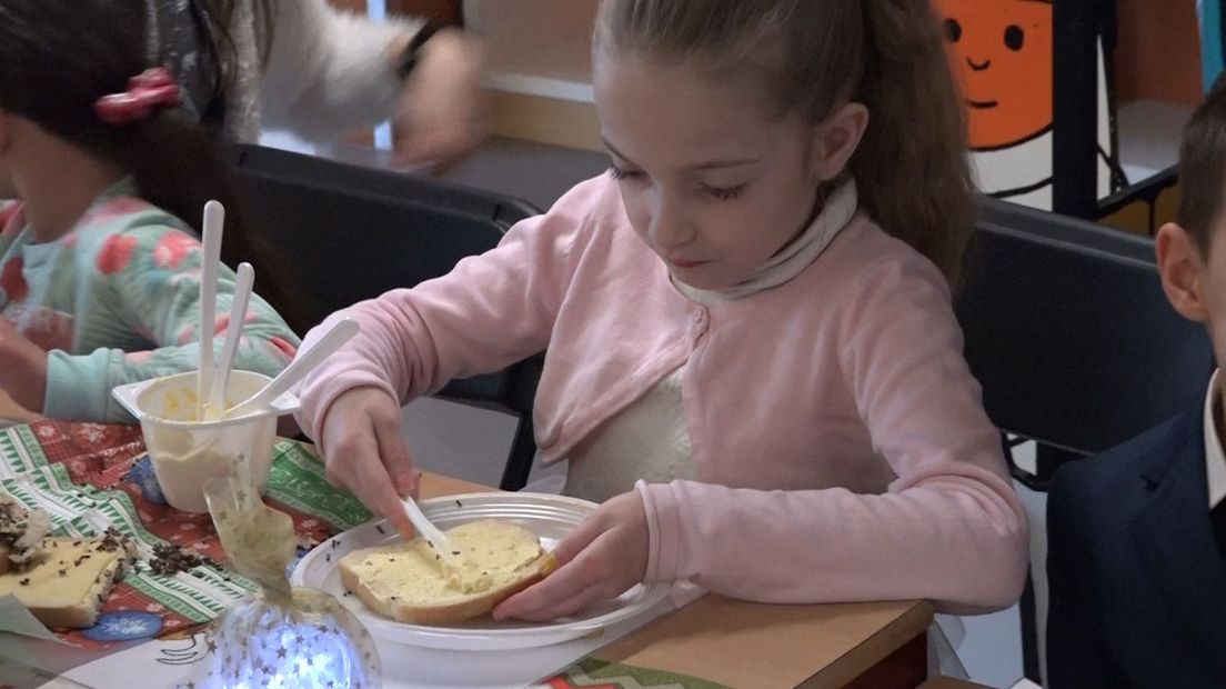 Zo'n 80 kinderen zijn vrijdag extra vroeg op school in Apeldoorn. Bij het Kroonpad, een school voor kinderen met een lichamelijke of verstandelijke beperking, ontbijten alle kinderen de dag voor de vakantie samen in kerstsfeer. Maar niet alle kinderen eten ook mee.