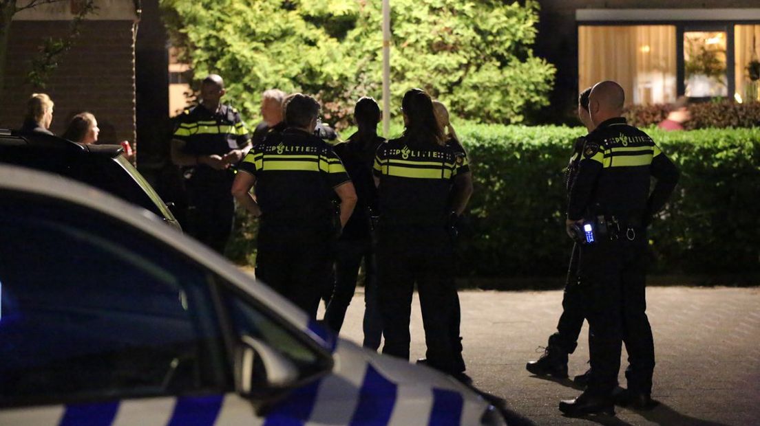 Politieagenten bij een overvallen woning aan de Hildebrandhove in Zoetermeer.