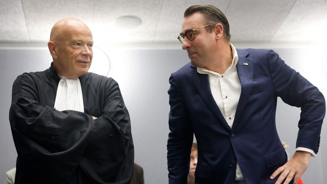 Richard de Mos (r) afgelopen vrijdag in de rechtbank met zijn advocaat Peter Plasman (l)