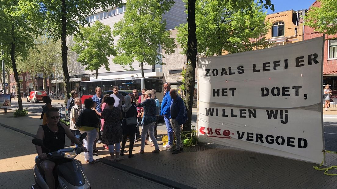 Een groep van zo'n vijftien huurders van Lefier in Groningen heeft maandagmiddag geprotesteerd.