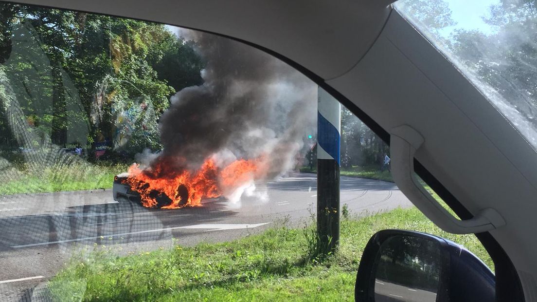 Vlammen slaan uit de Ferrari 458