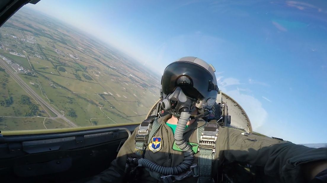 Marc in de cockpit van zijn supersonische T-38 straaljager