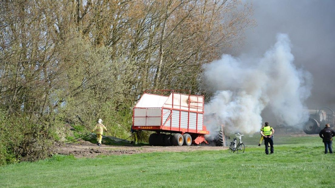 Trekker in brand in Kamperveen