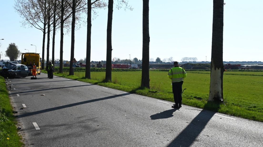 De auto botste op meerdere bomen