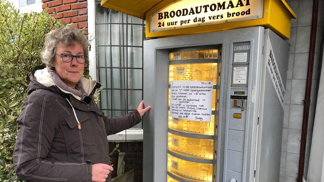 Fietje Lijnema is teleurgesteld dat de vernielde broodautomaat nu tot het verleden behoort.