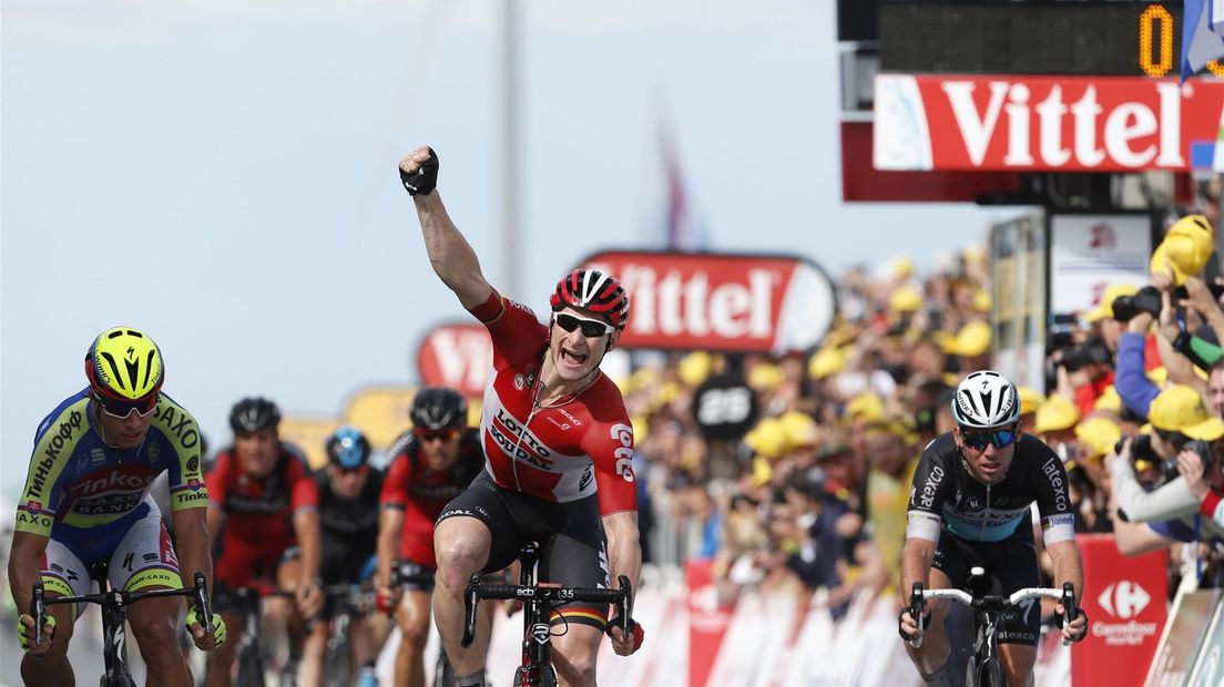Andre Greipel van Lotto-Soudel komt als eerste over de finish