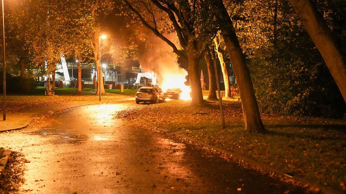 Twee auto's zijn uitgebrand aan het Heerdenpad in Stad