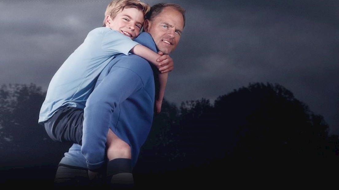 Frank de Boer met een kind op zijn rug