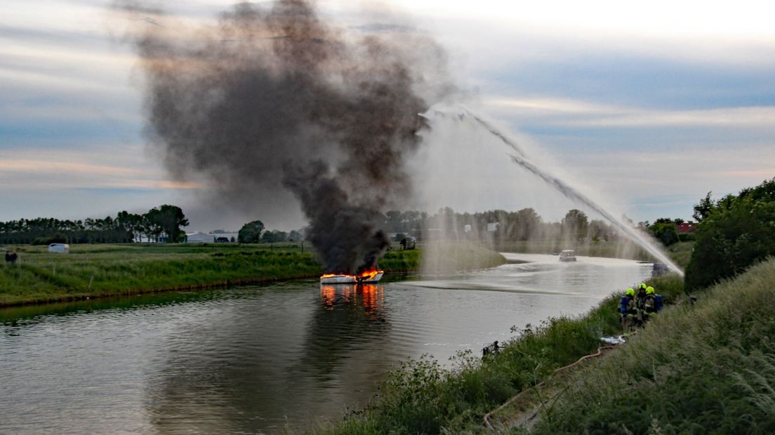Uitgebrand jachtje bij Arnemuiden