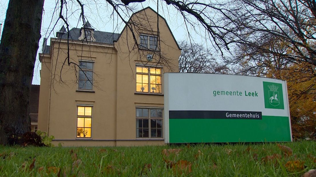 Het gemeentehuis in Leek in de tijd dat Leek zelf nog een gemeente was