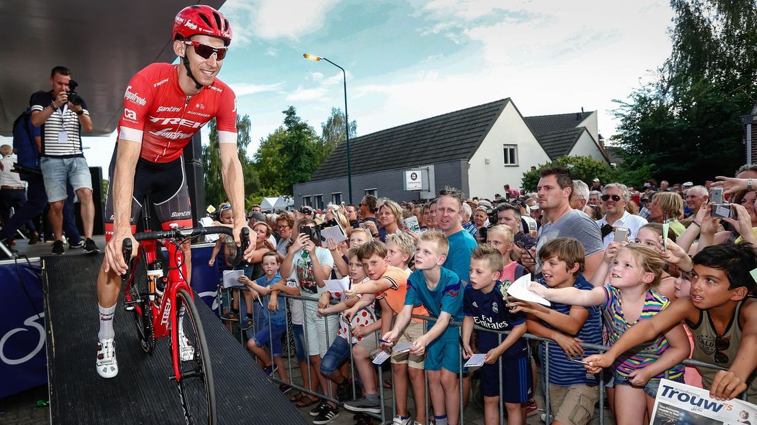 Mollema wordt toegejuicht bij een criterium na de Tour de France
