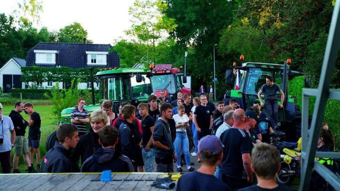 Tientallen boze boeren bij woning stikstofminister.
