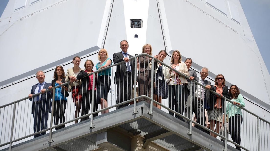 Minister Bussemaker signeert vijfde I-Mast bij Thales Hengelo