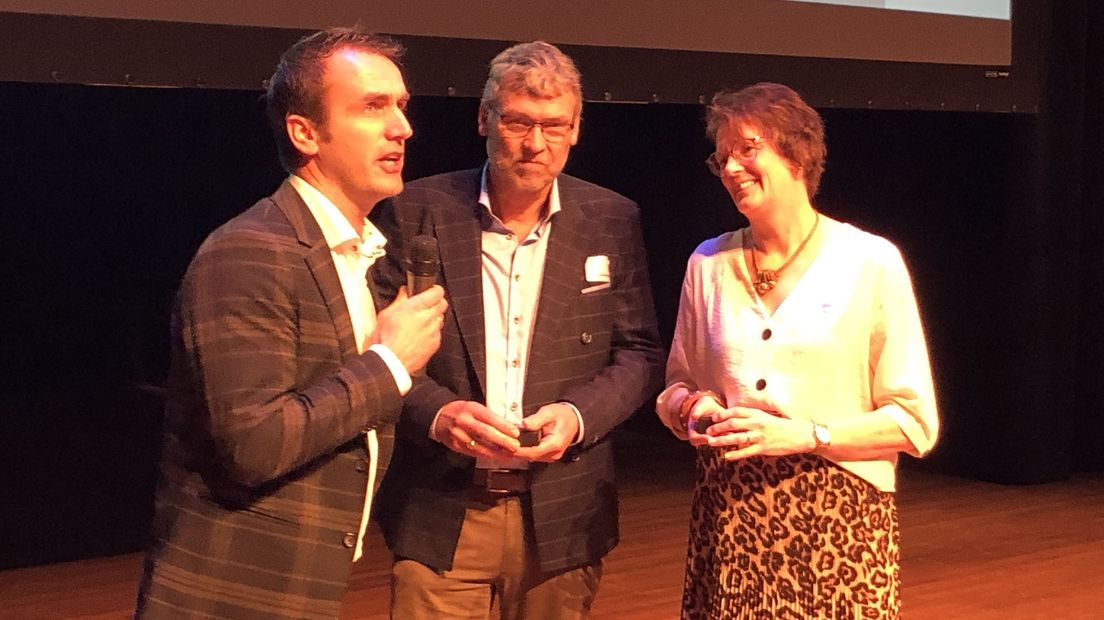 Alma den Hertog wordt toegesproken