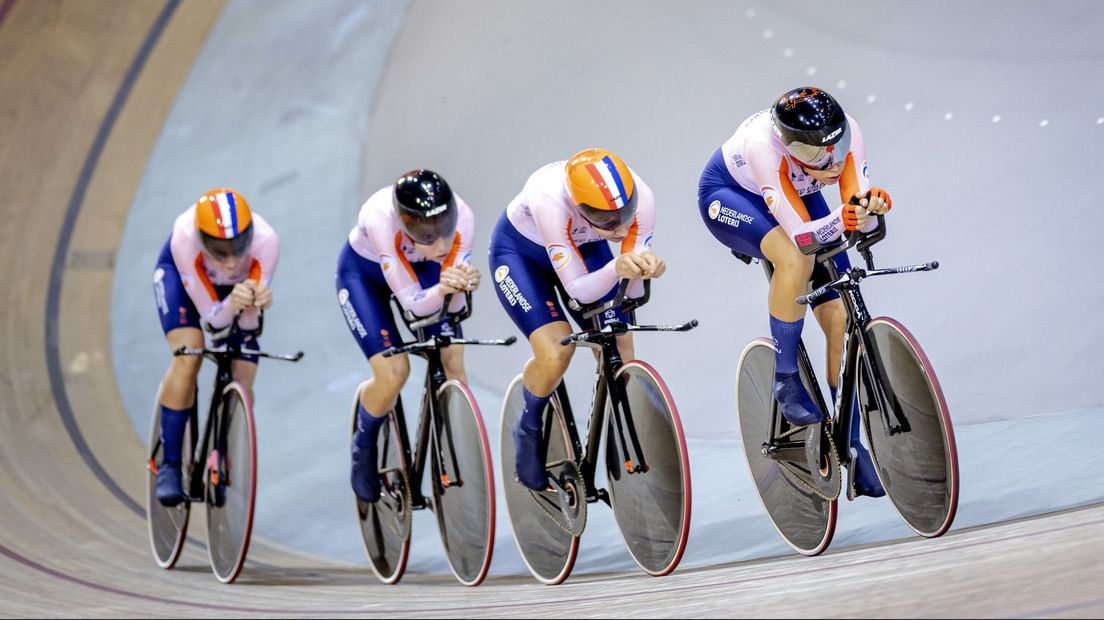 Danic Hengfield, Mike van der Doyen, Melin de Zoet e Marit Rijmeikers durante la missione a squadre femminile