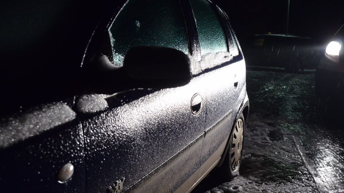 Auto bedekt onder een laag ijs (Rechten: RTV Drenthe/Jeroen Kelderman)