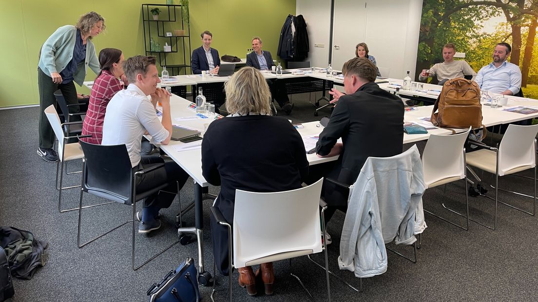 De onderhandelingen begonnen maandagmiddag in het Best Western Hotel in Groningen