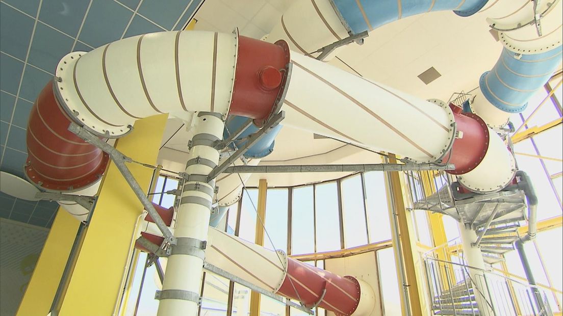Twentebad grijpt coronatijd aan om glijbaan te repareren