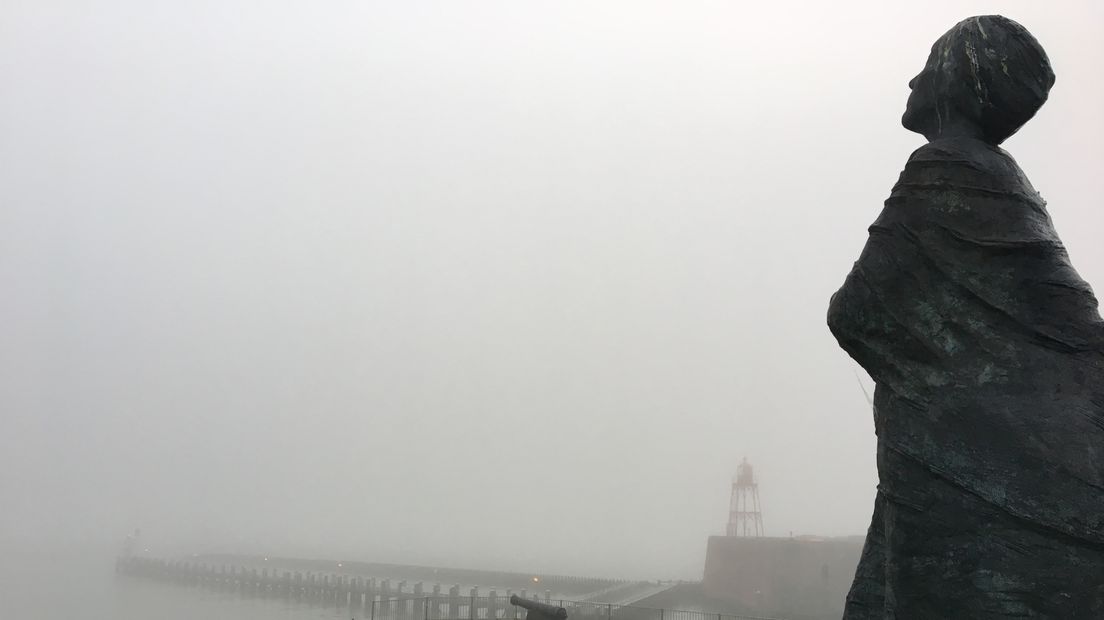 Vissersvrouw kijkt over de mistige Westerschelde uit naar de terugkerende vissers. Groene boulevard