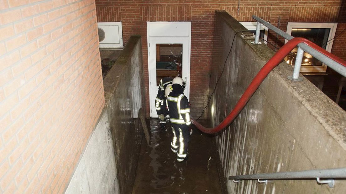 Kelder oude gemeentehuis Genemuiden onder water