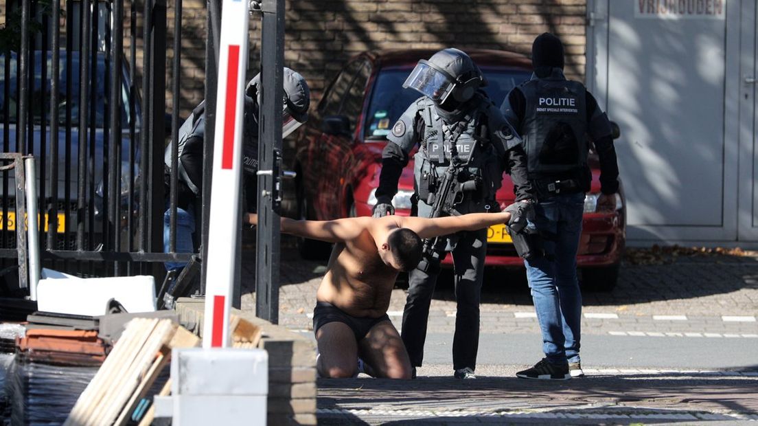 De verdachte wordt aangehouden in de Telexstraat in Den Haag.