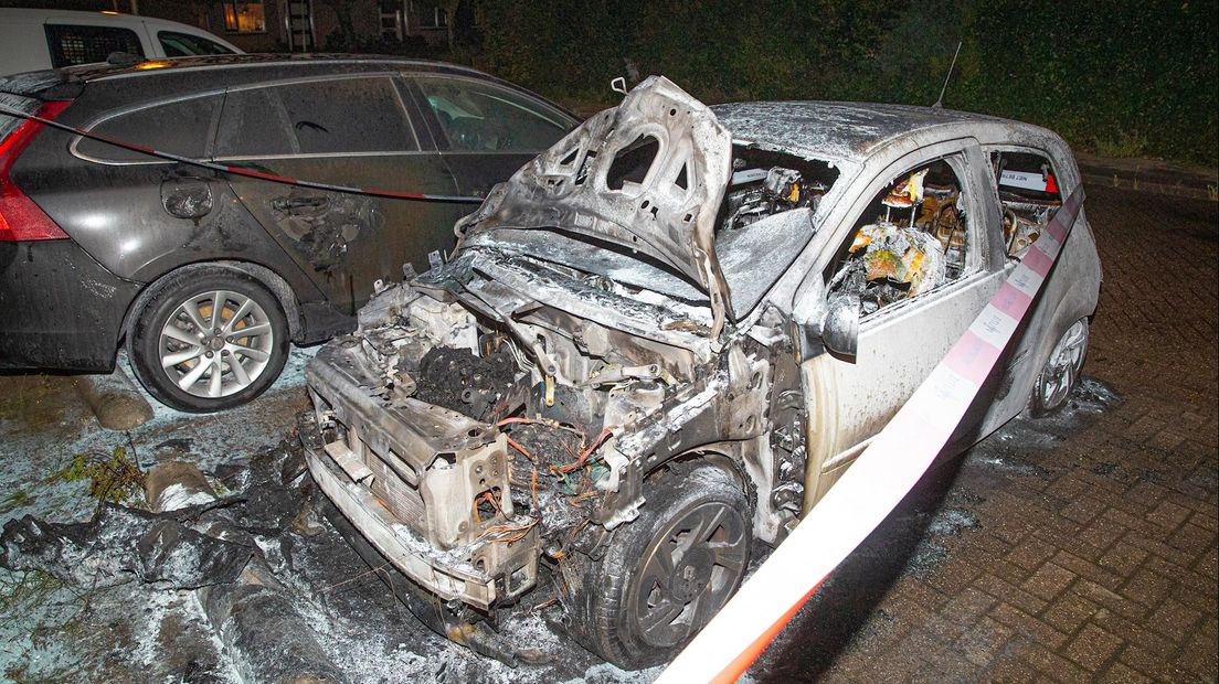 In een woonwijk in Zwolle brandde een auto volledig uit
