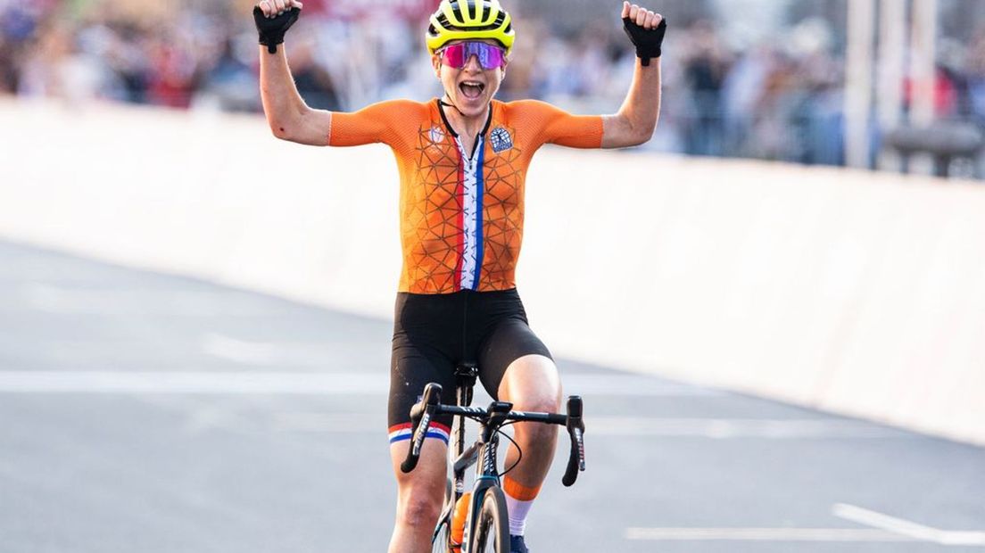 Van Vleuten komt juichend over de streep in Tokio, omdat ze denkt goud te hebben gewonnen.