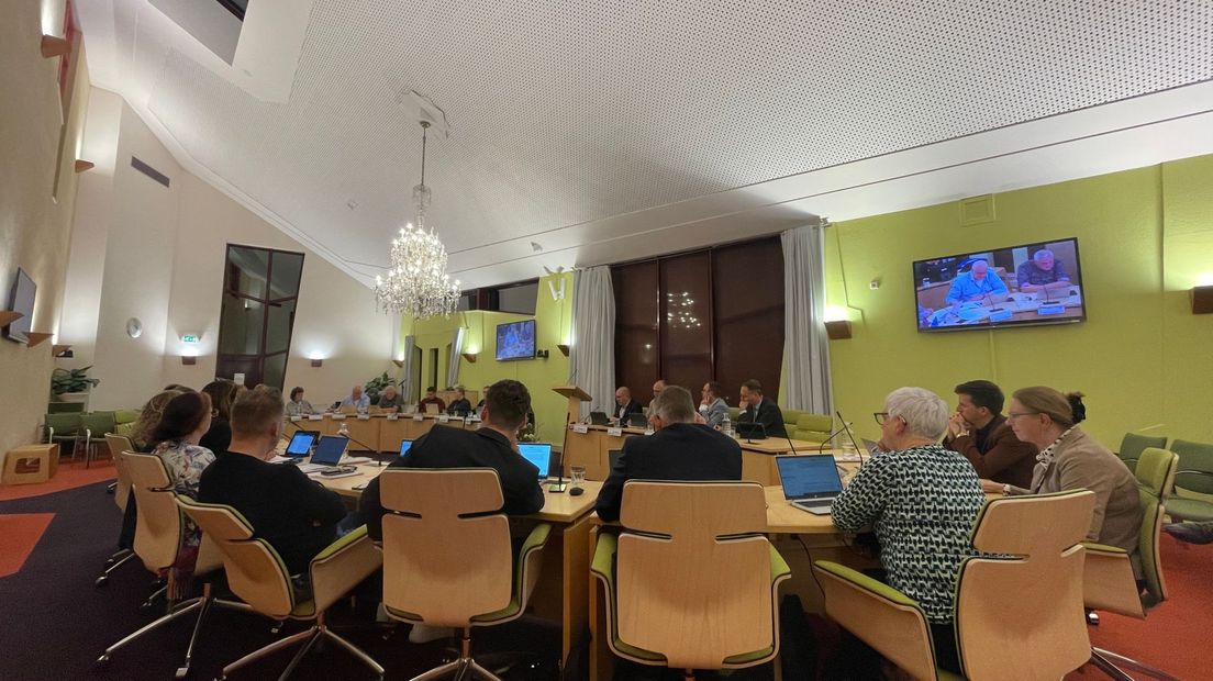 Raadssteun voor renovatie gemeentehuis Exloo: 'Kroonluchter schreeuwt om ledlampen' - RTV Drenthe