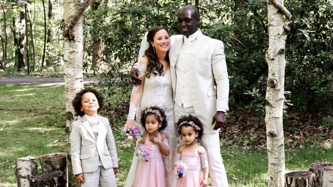 Marlon en zijn vrouw Charlotte met hun drie kinderen