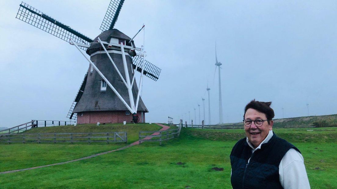 Ida Wierenga, geflankeerd door poldermolen Goliath, heeft haar watermolendiploma behaald.