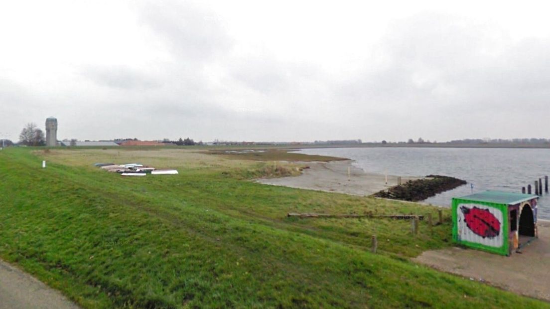 Onderzoek naar ernst vervuiling rond populair strandje van Flupland - Omroep Zeeland