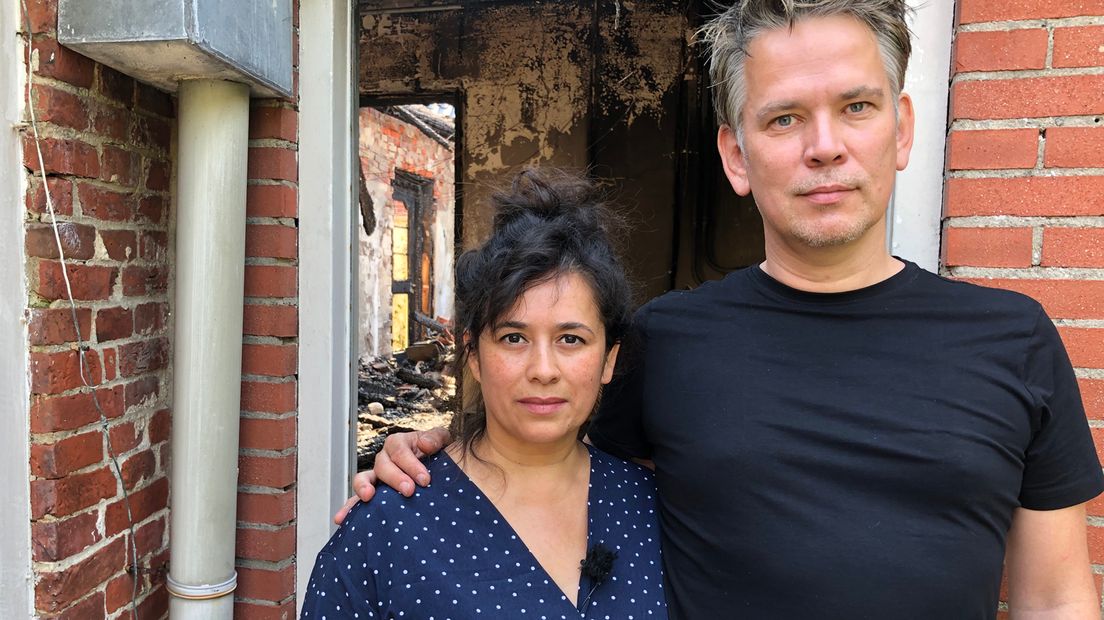 Sacha en Ruben voor hun afgebrande huis