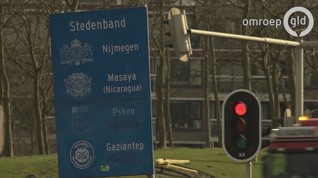De vriendschapsband tussen Nijmegen en de Turkse gemeente Gaziantep lijkt na 10 jaar danig bekoeld. Verschillende Turkse media melden dat het over is met de vriendschapsgevoelens van Gaziantep voor Nijmegen. De borden op de Nijmegen Boulevard in de Turkse stad zijn weggehaald.