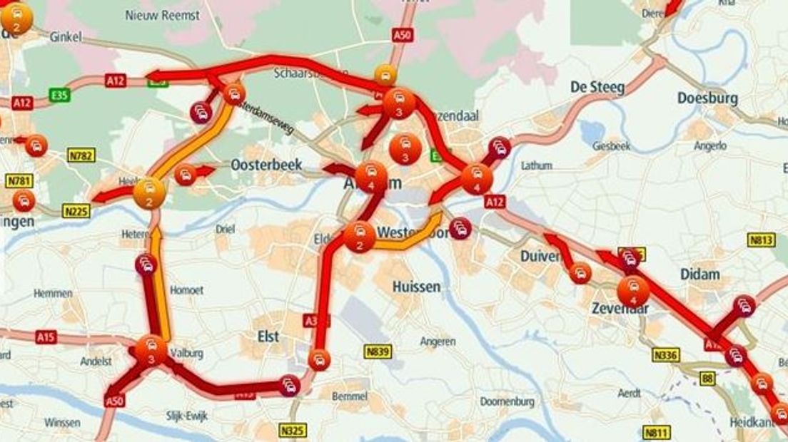 Zonder ingrijpende maatregelen slibben veel Nederlandse steden over vijf jaar tijdens de spits dicht, waaronder Arnhem. Dat meldt Trouw op basis van een analyse van CROW in Ede, het kenniscentrum voor verkeer, vervoer en infrastructuur.