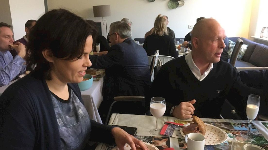 Boerin Karin op date met tientallen boeren en boswachters