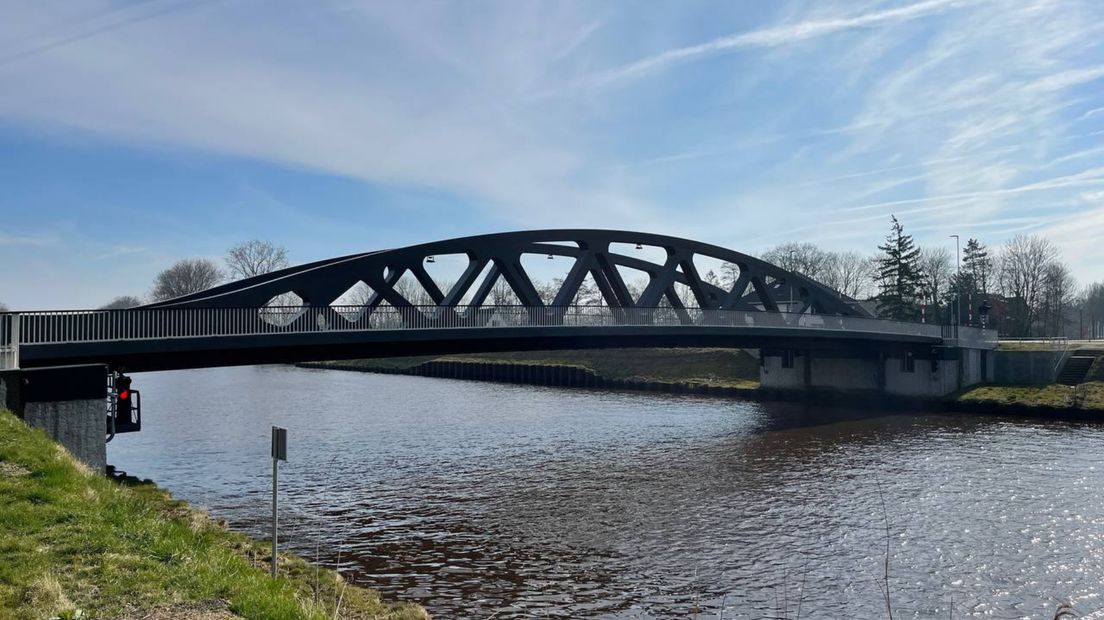 De tafelbrug over het Van Starkenborghkanaal, tussen Noordhorn en Zuidhorn