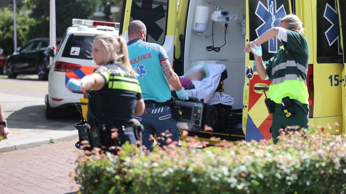 Het slachtoffer wordt meegenomen door ambulancepersoneel