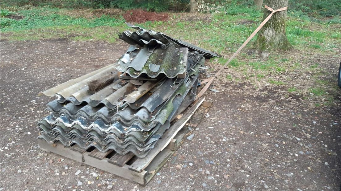 Pallet met asbest werd in het buitengebied van Tubbergen achtergelaten