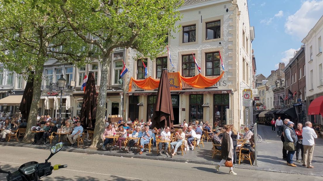 Een versierde gevel van een café in het centrum van Maastricht. 