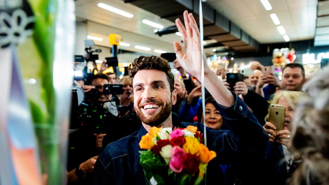 Duncan Laurence werd zondag feestelijk onthaald op Schiphol. Bron: ANP