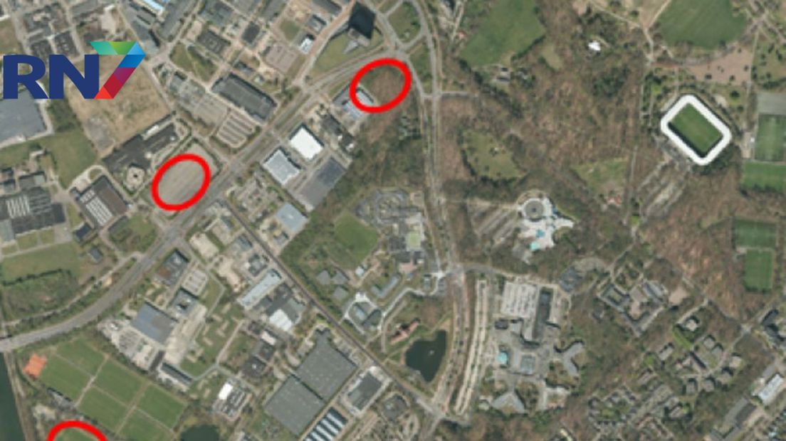 De drie mogelijke locaties voor het nieuwe zwembad zijn in rood omsingeld